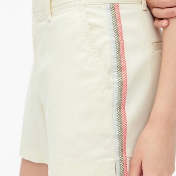 20 - GAP | 3" City Shorts with Embroidered Details - Picture 2 of 3